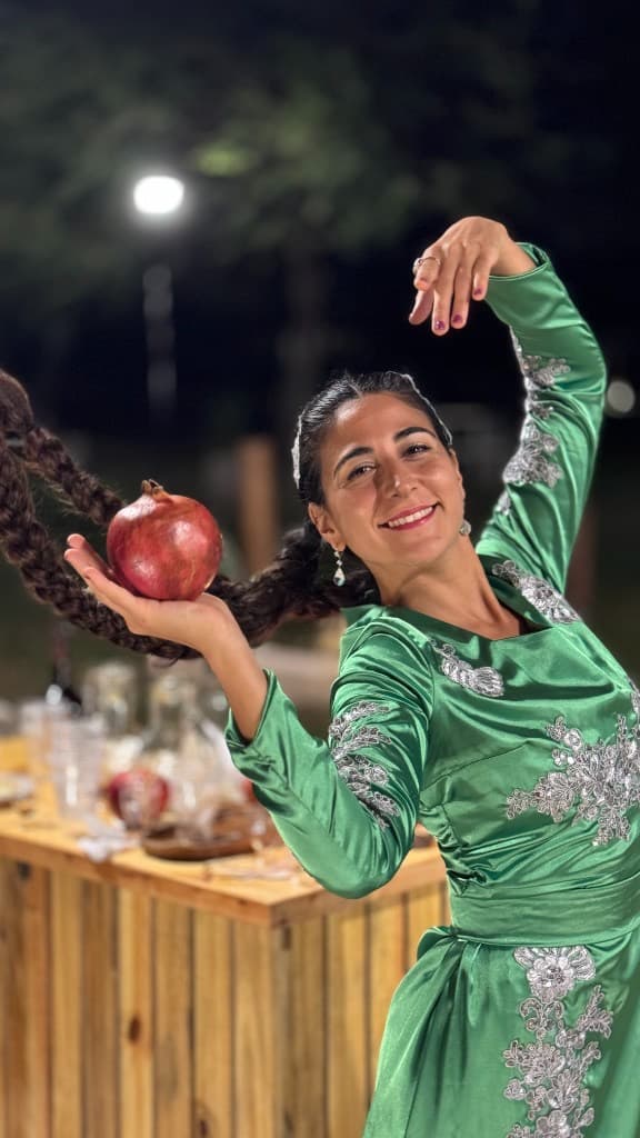 Bailarina con una granada en una noche armenia